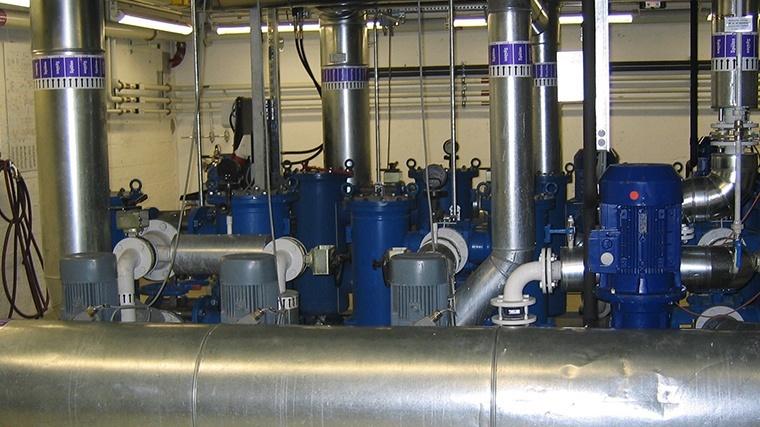 Rohrleitung geschweißt und montiert